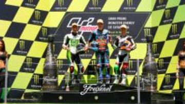 Bastianini subió por vez primera al podio en Montmeló, con Márquez y Vázquez.