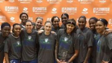 Anna Cruz (cuarta por la izquierda), feliz tras conseguir el pase a las Finales de la WNBA.