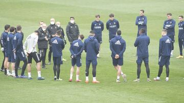 Juan Ignacio Martínez da instrucciones a sus jugadores antes del inicio de un entrenamiento.