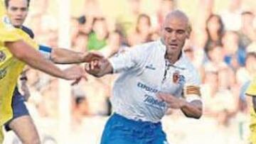 <b>OLVIDADO. </b>Movilla jugó en pretemporada ante el Villarreal pero poco después Víctor Fernández le descartó. En Murcia gusta bastante.