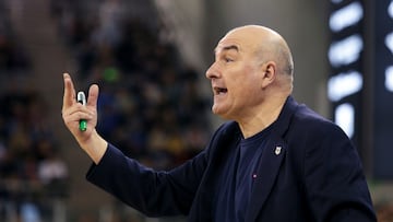 GRANADA, 24/01/2026.- El entrenador del Surne Bilbao Jaume Ponsarnau durante el partido de la Jornada 17 de la liga Endesa que enfrenta al Covirán Granada con el Bilbao Basket en el Palacio de los Deportes de Granada EFE/Pepe Torres.