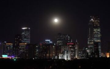 La superluna en el horizonte de la capital de China, Pekín.