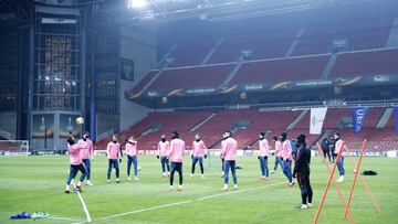 El Atl&eacute;tico ayer, entrenando sobre el c&eacute;sped del Parken Stadion del Copenhague, su rival esta noche en el regreso a la Europa League. 
  
 