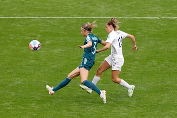 Ella Toone marca el 1-0 para Inglaterra. 
