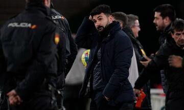 Guillermo Fernández Romo, entrenador del Racing, en la banda de El Sardinero.