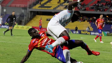 PASTO - COLOMBIA 07-05-2022: Cristian Tovar de Deportivo Pasto y Daniel Mosquera de America de Cali disputan el balon durante partido de la fecha 19 entre Deportivo Pasto y America de Cali por la Liga BetPlay DIMAYOR I 2022 en el estadio Departamental Libertad de la ciudad de Pasto. / Cristian Tovar of Deportivo Pasto and Daniel Mosquera of America de Cali struggle for the ball during a match of the 19th date between Deportivo Pasto and America de Cali for the BetPlay DIMAYOR I 2022 League at the Departamental Libertad Stadium in Pasto city. / Photo: VizzorImage / Leonardo Castro / Cont.