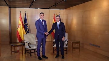 El presidente del Gobierno en funciones y l¨ªder del PSOE, Pedro S¨¢nchez (i) y el presidente del PP, Alberto N¨²?ez Feij¨®o (d), se saludan, a su llegada a una reuni¨®n en el Congreso de los Diputados, a 30 de agosto de 2023, en Madrid (Espa?a). Seg¨²n fuentes del PP, Feij¨®o contact¨® el lunes, 28 de agosto, con S¨¢nchez, "l¨ªder del segundo partido de nuestro pa¨ªs", para plantearle la idoneidad de mantener un encuentro con vistas a la investidura al ser el presidente 'popular' el candidato designado por el Rey. El PP enmarca este encuentro en la normalidad democr¨¢tica que ha de marcar la agenda posterior a las elecciones generales del 23J y en la institucionalidad previa al debate de investidura fijado para el 26 de septiembre.
30 AGOSTO 2023;CONGRESO;INVESTIDURA;SANCHEZ;FEIJOO
Jes¨²s Hell¨ªn / Europa Press
30/08/2023