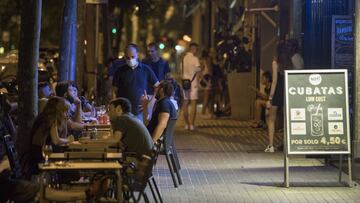 Imagen de la calle Aribau de Barcelona en el dia en el que la Generalitat de Cataluña ha decidido cerrar los locales nocturnos.