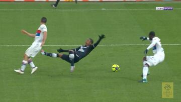 Malcom patenta el piscinazo de espaldas: esto sí que es teatro