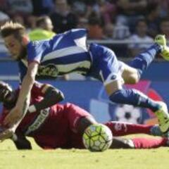 Diop se marcha de Riazor con un esguince en la rodilla izquierda