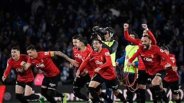 El Mallorca volverá a jugar una final de Copa veintiún años después. Darder marcó el penalti definitivo para los baleares y sus compañeros celebran el ansiado pase a la final.