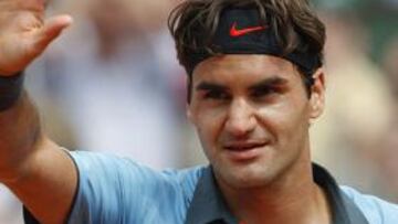 Un día después de la eliminación del español Rafael Nadal, el suizo Roger Federer escapó de la derrota ante el alemán Tommy Haas, 63 del mundo, y se colocó en los cuartos de final de Roland Garros al vencerle por 6-7 (4), 5-7, 6-4, 6-0 y 6-2 en tres horas y siete minutos.