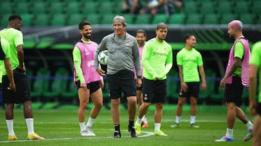 Betis' head coach Manuel Pellegrini smiles with his players during a training session ahead of the Europa Conference League final soccer match between Real Betis and Chelsea in Wroclaw, Poland, Tuesday, May 27, 2025. (AP Photo/Petr Josek)