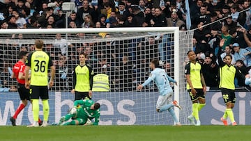VIGO, 08/02/2025.- El defensa de Celta de Vigo Óscar Mingueza (c) celebra el segundo gol de equipo ante el Real Betis durante el partido de Liga celebrado, este sábado, en el estadio Balaidos de Vigo. EFE/Salvador Sas