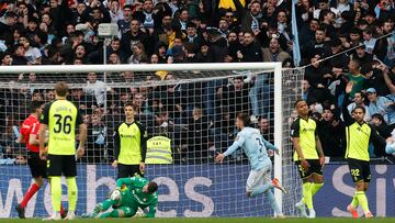 VIGO, 08/02/2025.- El defensa de Celta de Vigo Óscar Mingueza (c) celebra el segundo gol de equipo ante el Real Betis durante el partido de Liga celebrado, este sábado, en el estadio Balaidos de Vigo. EFE/Salvador Sas