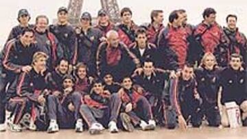 <b>UNA PIÑA</B>. La expedición española visitó ayer la ciudad de París.