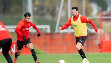 12-12-25. NACHO MARTÍN Y JESÚS BERNAL, EN UN ENTRENAMIENTO DEL SPORTING EN MAREO.