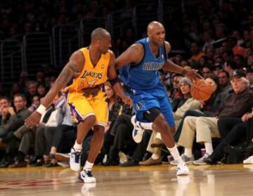 Lamar Odom, durante su etapa en los Dallas Mavericks, trata de escapar de excompañero Kobe Bryant.