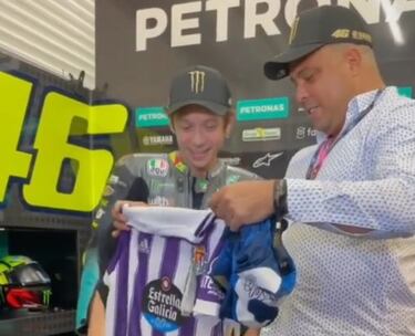 Ronaldo 'viste' a Valentino Rossi de blanquivioleta