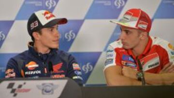 Márquez junto a Iannone.