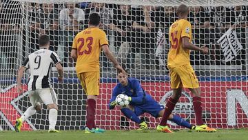 Parada de Sergio Rico a disparo de Alex Sandro en el minuto 93 del partido de Champions del Sevilla ante la Juventus.