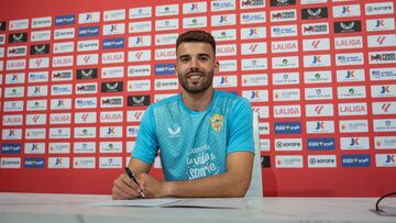 Maximano firma su nuevo contrato con el Almer¨ªa.