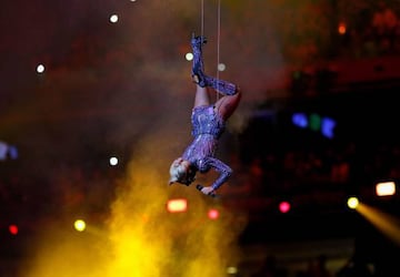 La entrada de Gaga al estadio trajo algo de circo a la Super Bowl. Saltó al vació para empezar su actuación.