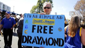 Un aficionado muestra un cartel de apoyo a Draymond antes del quinto partido de las Finales, el mismo en el que fue suspendido por la NBA.