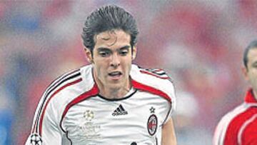 <b>EN SUS MANOS. </b>Si Kaká quiere jugar en el Madrid deberá romper con el Milán.
