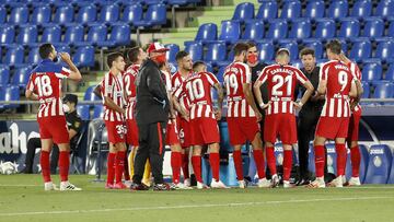 Simeone da indicaciones a los jugadores del Atlético.