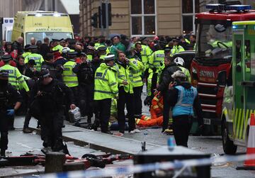 Un veh¨ªculo arremete contra aficionados del conjunto Red en el centro de la ciudad de Liverpool en la celebraci¨®n del t¨ªtulo de liga.