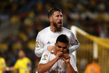 1-2. Casemiro celebró el tanto de la victoria con Sergio Ramos.