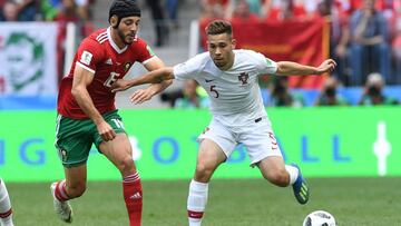 Guerreiro peleando un bal&oacute;n con Amrabat en el Portugal-Marruecos