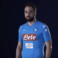 Higuaín presenta la nueva camiseta y Callejon renueva