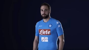 Higua¨ªn presenta la nueva camiseta y Callejon renueva