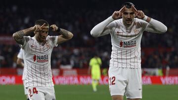 Papu y Rafa Mir celebran el 2-0 al Elche.