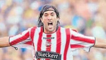 <b>DESEADO. </b>Mariano Pavone es el hombre elegido por la dirección deportiva para portar el número 9 la próxima temporada.