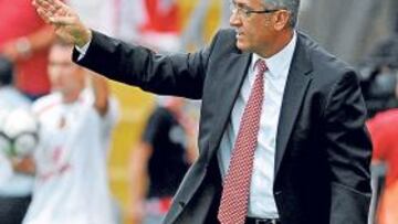 <b>POR AQUÍ. </b>Manzano da instrucciones en un partido.