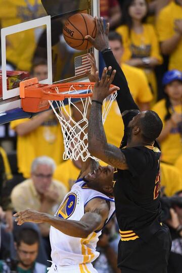 Lebron James le hace un tapón a Andre Iguodala.