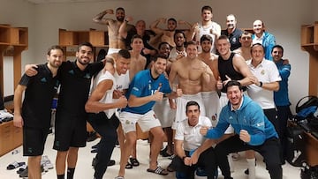 Los jugadores y cuerpo t&eacute;cnico del Real Madrid celebran el triunfo en Estambul ante el Fenerbah&ccedil;e.