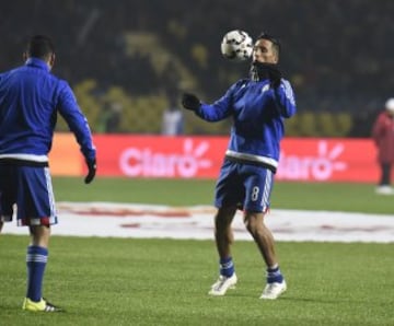 Paraguay's forward Lucas Barrios (R) warms up before the start of the Copa America third place football match against Peru in Concepcion, Chile on July 3, 2015.  AFP PHOTO / JUAN BARRETO