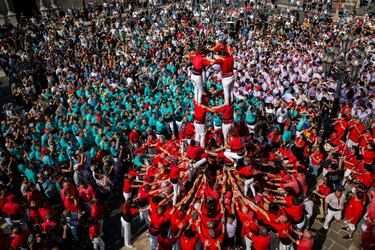 Uno de los grupos de 'Castellers' en la plaza Sant Jaume.