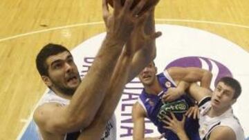 <b>TODO UN RETO. </b>Vranes intenta anotar pese a la oposición de Reyes.