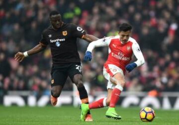 LONDON, ENGLAND - FEBRUARY 11: Alexis Sanchez of Arsenal and Adama Diomande of Hull City compete for the ball during the Premier League match between Arsenal and Hull City at Emirates Stadium on February 11, 2017 in London, England. (Photo by Laurence Griffiths/Getty Images)