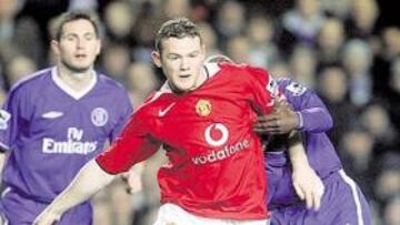 <b>UN ESPECTÁCULO. </b>Rooney es sujetado por un defensa del Chelsea. Wayne siempre da espectáculo.