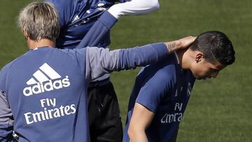 GRA064 MADRID, 14/4/2017.- Los jugadores del Real Madrid Fabio Coentrao, Karim Benzema, y James Rodriguez,i-d., durante el entrenamiento que realizaron hoy en la ciudad deportiva de Valdebebas de cara al partido de liga que disputar&aacute;n ma&ntilde;ana contra el Sporting de Gij&oacute;n en el estadio de El Molin&oacute;n. EFE/Chema Moya