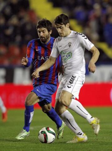 El centrocampista del Albacete Balompié Samu Delgado (d) y el centrocampista del Levante, Víctor Pérez, durante el partido de vuelta de dieciseisavos de final de la Copa del Rey de fútbol que se disputa esta noche en el estadio Ciutat de València. 