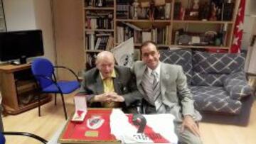 River Plate entregó ayer una camiseta a Di Stéfano