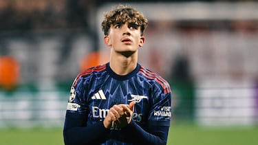 El extremo del Arsenal se ha convertido en el debutante más joven de la máxima competición eurpea superando a  Youssoufa Moukoko. Con 15 años y 308 días pudo disfrutar de sus primeros minutos en la Champions durante el duelo frente al Slavia.