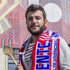 Un seguidor atlético en la peña madridista de Tallin